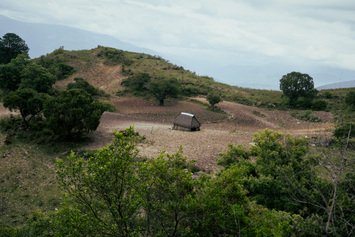 Del sótano a la colina