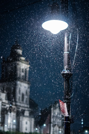 Y las lágrimas me enjuagaron ola tras cobarde ola...